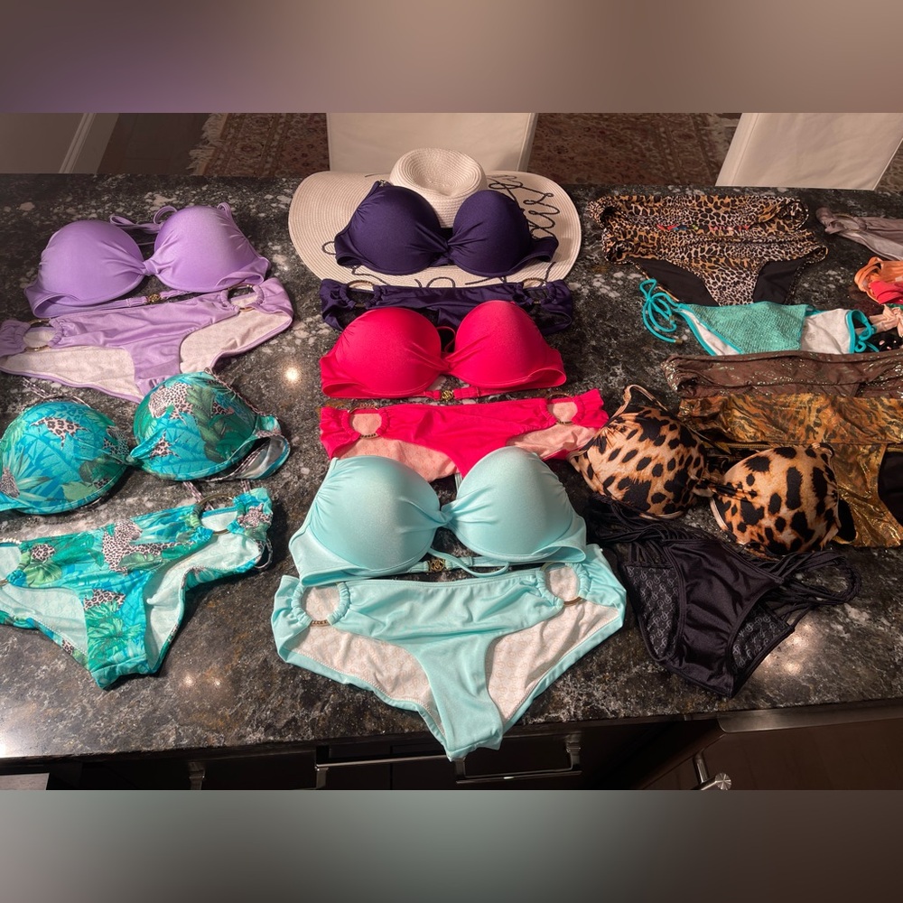 NWOT swim sets 36 D Tops and M bottoms push-up Victoria Secret